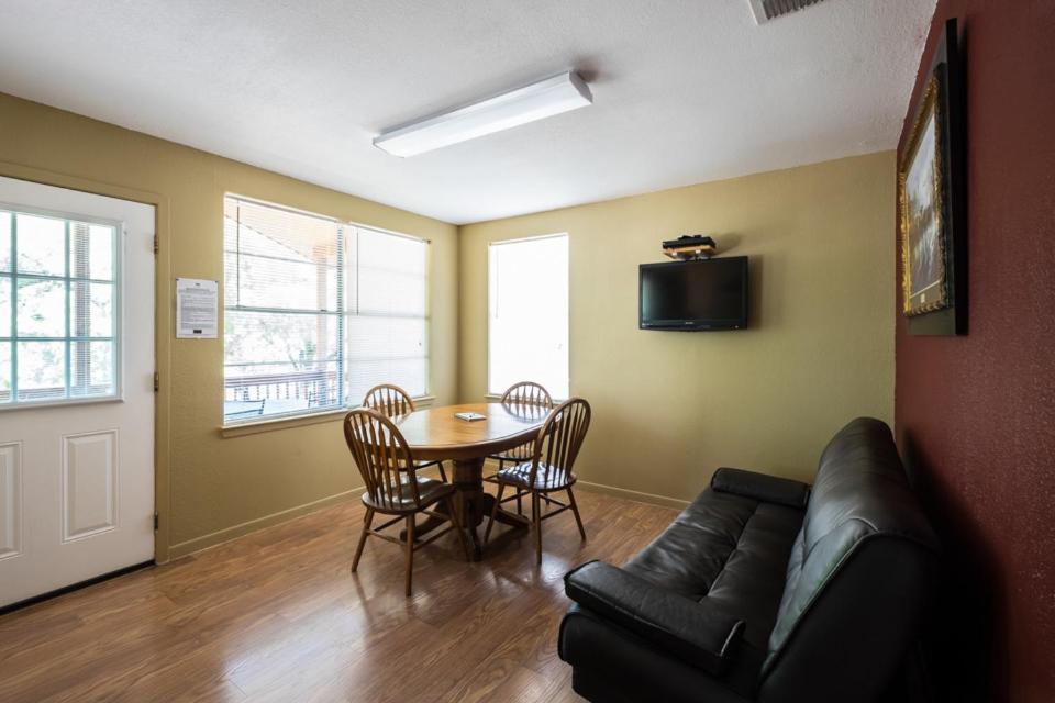 River Bluff Cabins Rio Frio Room photo