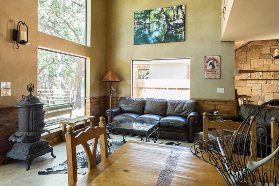 River Bluff Cabins Rio Frio Room photo