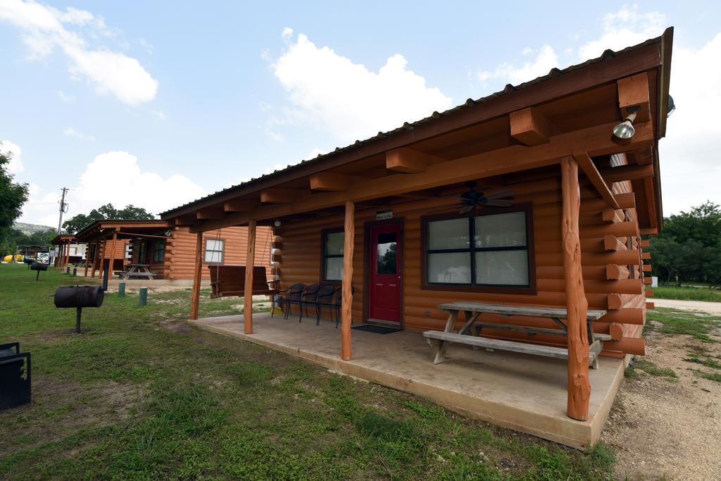 River Bluff Cabins Rio Frio Exterior photo